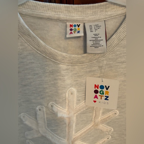 Novogratz long sleeved light gray snowflake top size 6x NWT - Picture 8 of 9